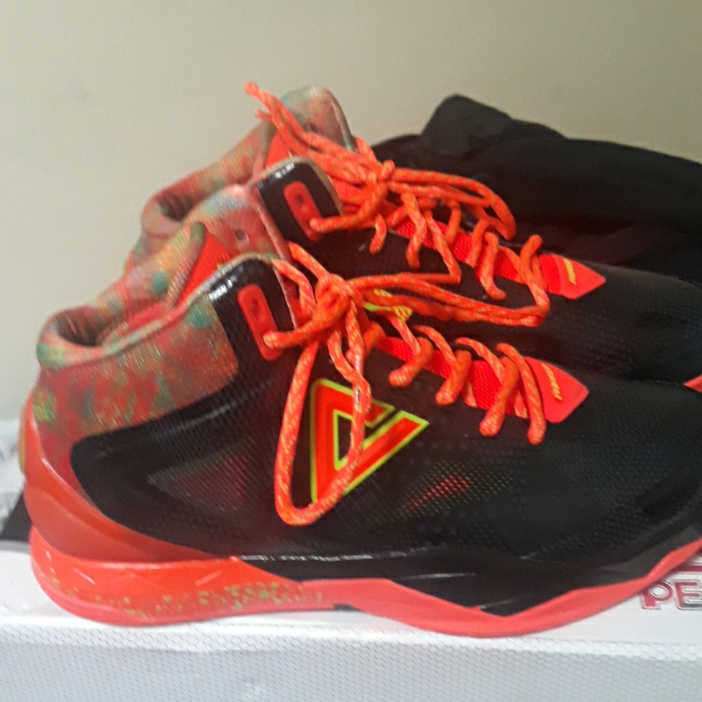 I'm selling this basketball shoes for 300$